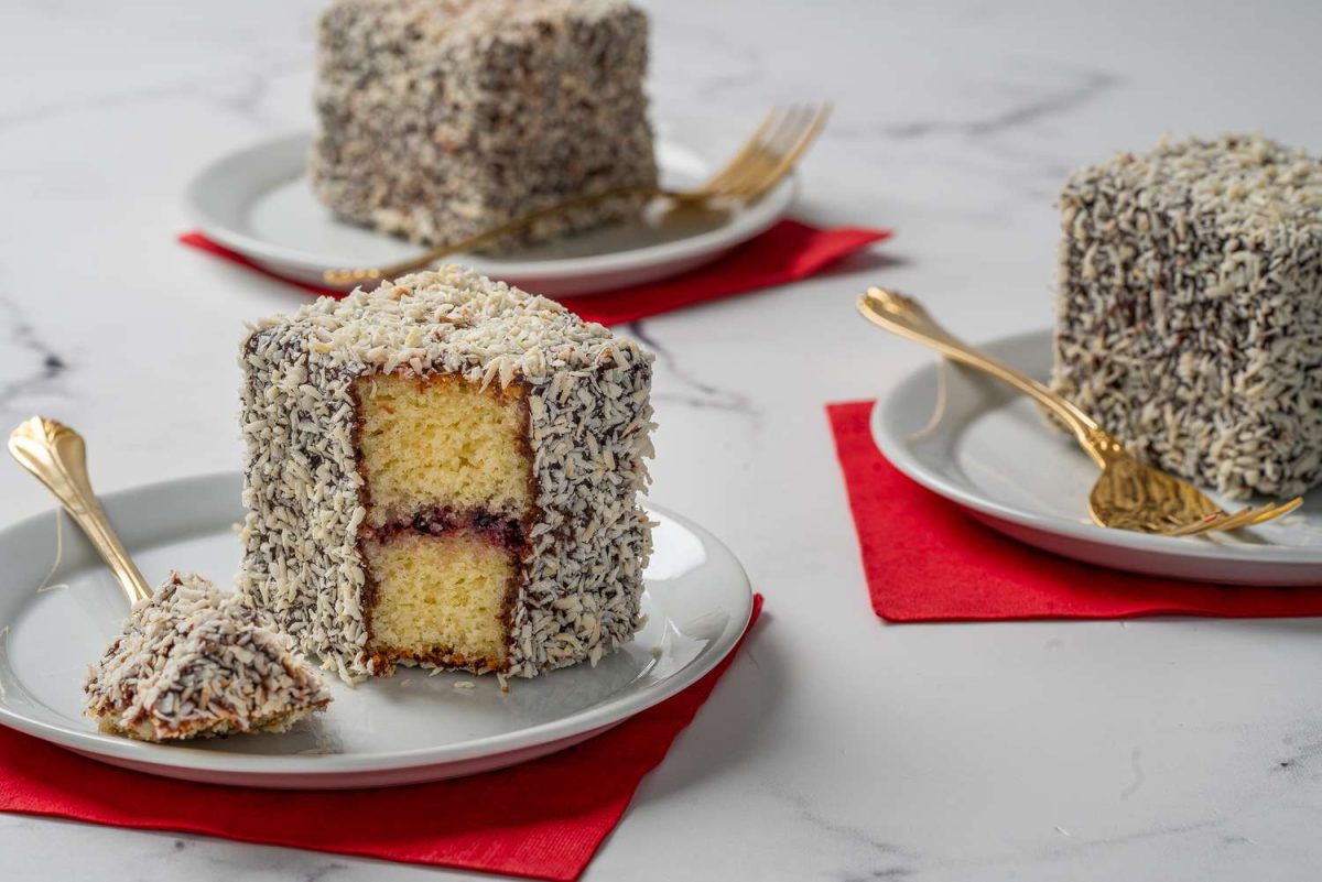 Mengenal Resep Kue Lamington: Kue Khas Australia yang Lembut Berbalut Kelapa
