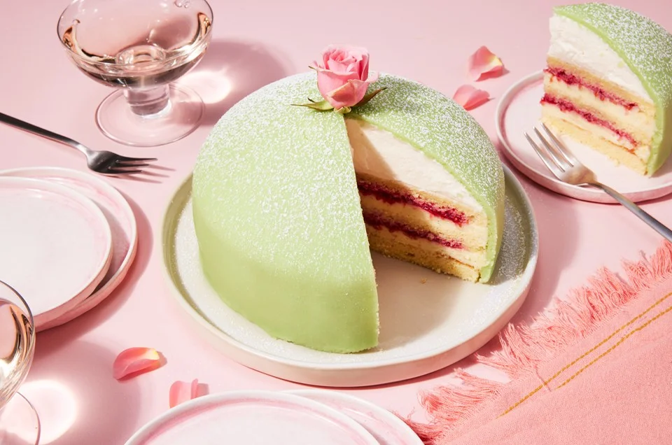 Mengenal Resep Prinsesstårta: Kue Lapis Vanila dan Selai Raspberry Khas Swedia