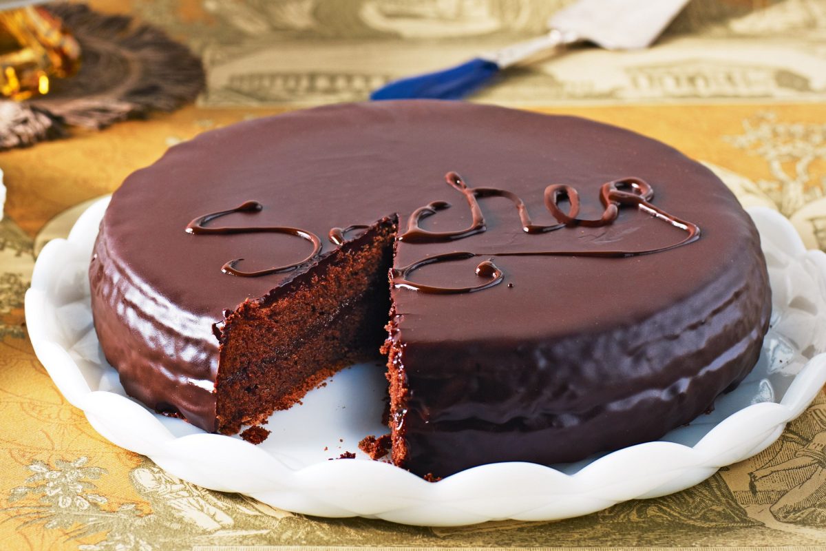 Mengenal Resep Sachertorte: Kue Cokelat Khas Austria dengan Selai Aprikot